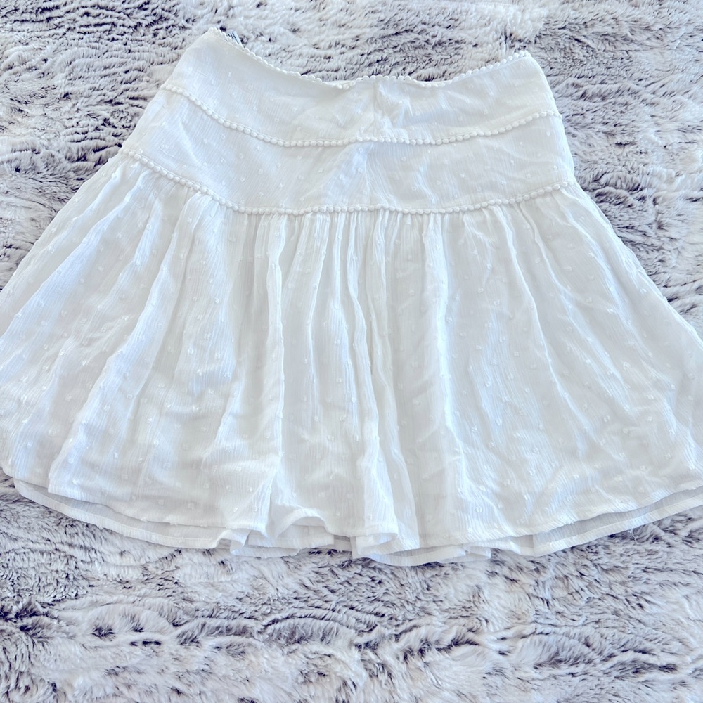 White lined mini skirt. Lined with detail . Size small . Great condition!